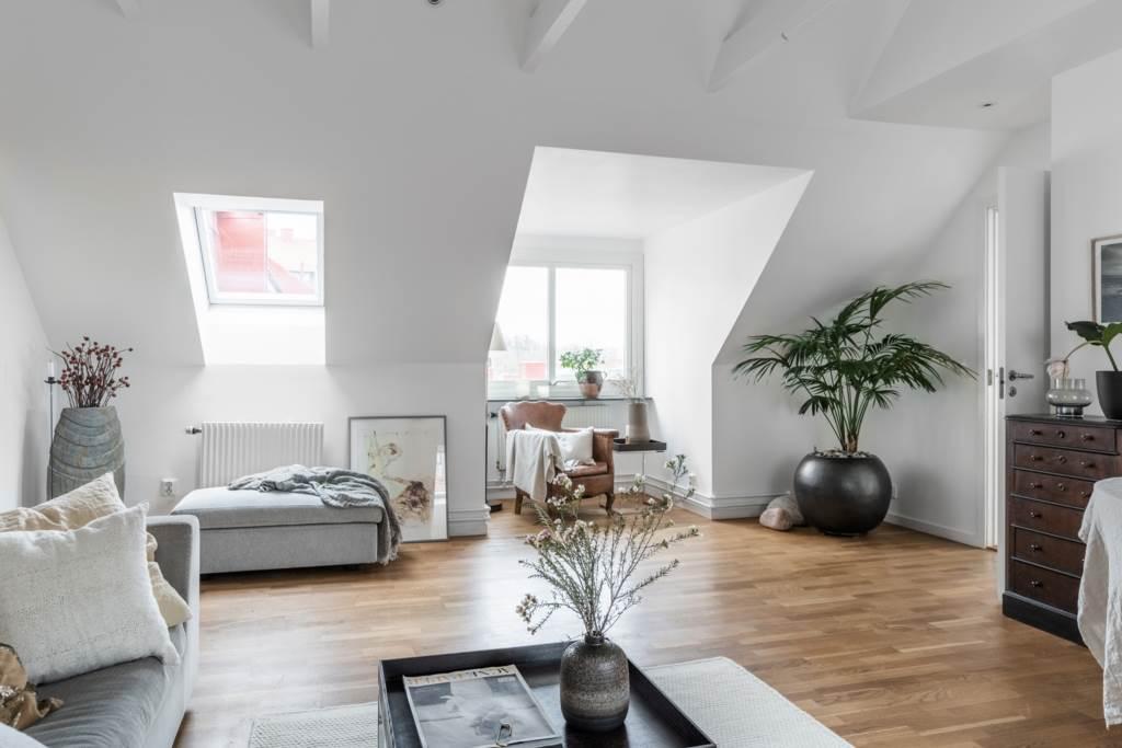 Lågupplöst Ett otroligt ljus från både fönster och takfönster