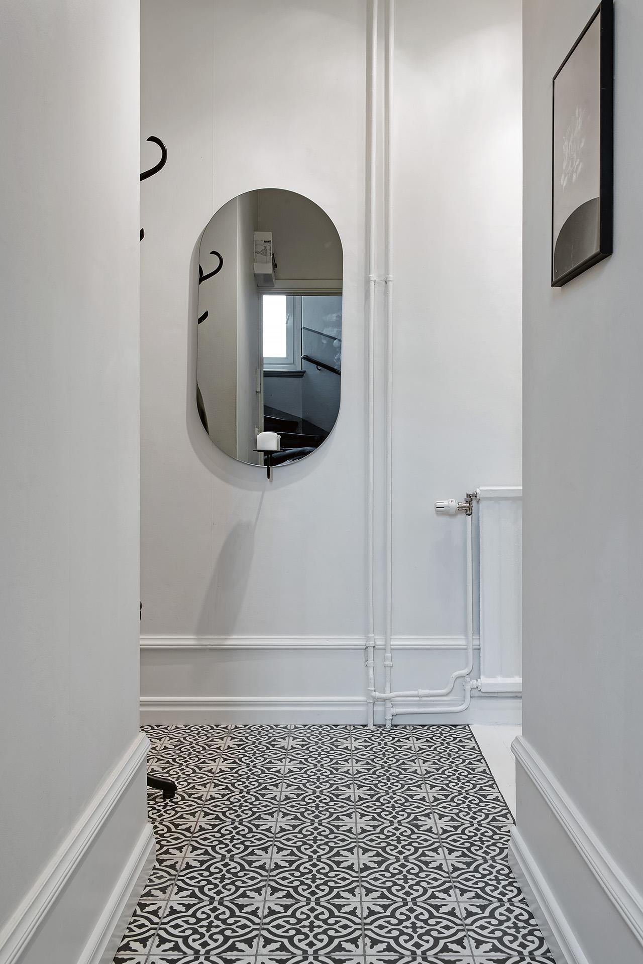Lågupplöst Välkomnande hall med ljusmålade väggar