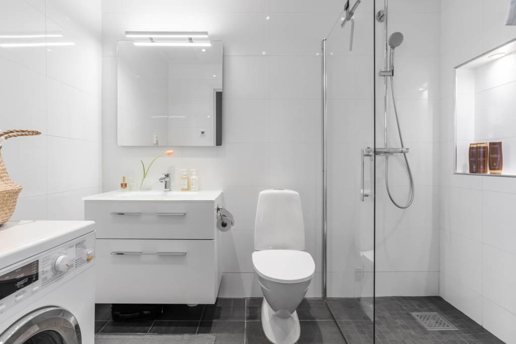 Lågupplöst Smakfullt badrum med klassiska materialval, renoverat 2016