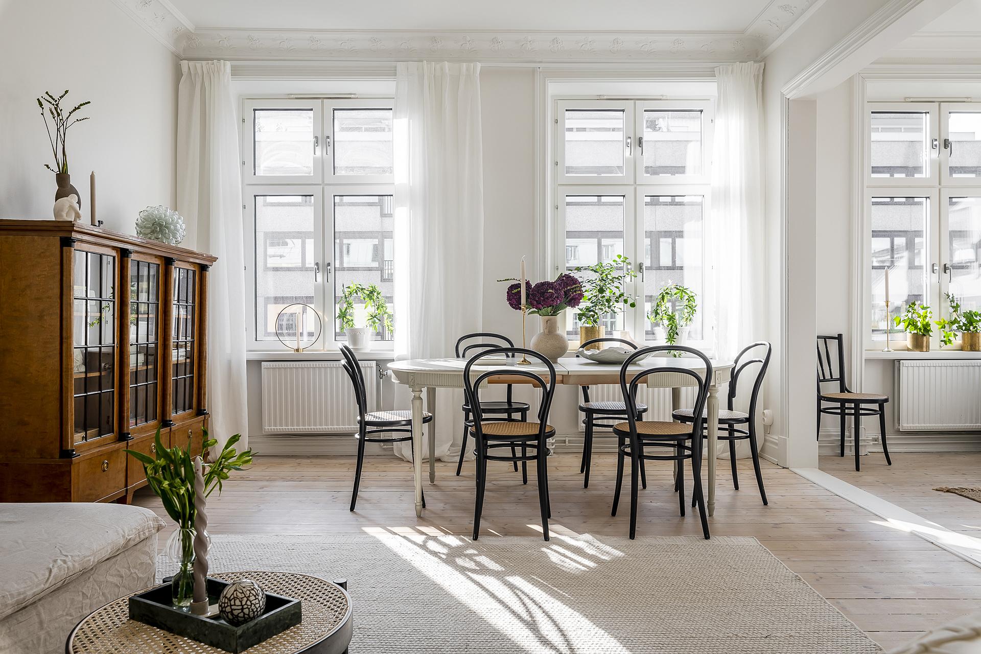 Kök och vardagsrum i öppen planlösning