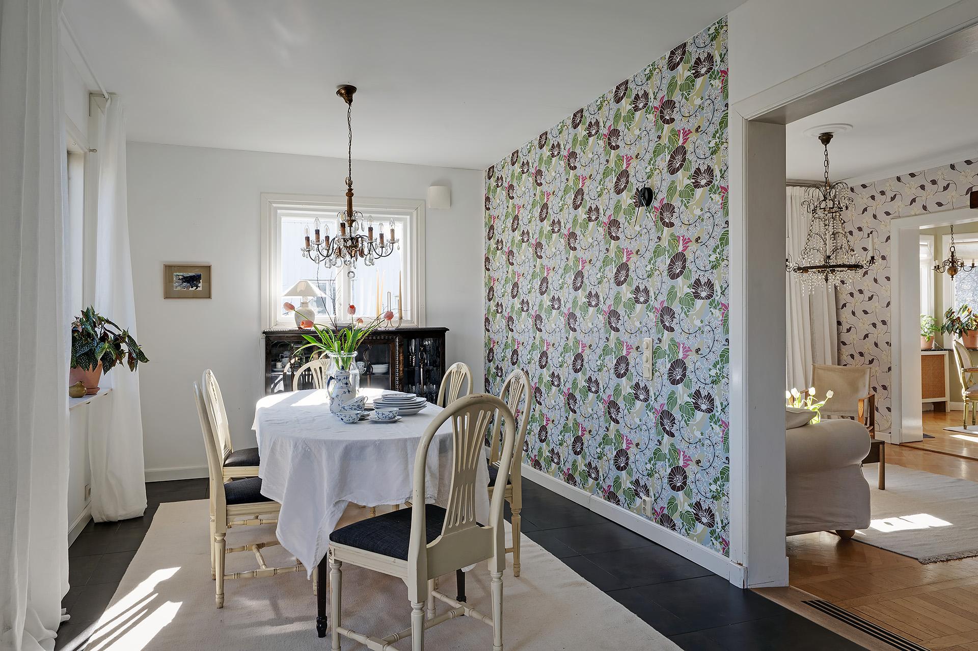 Plats för stort köksbord i matplatsen