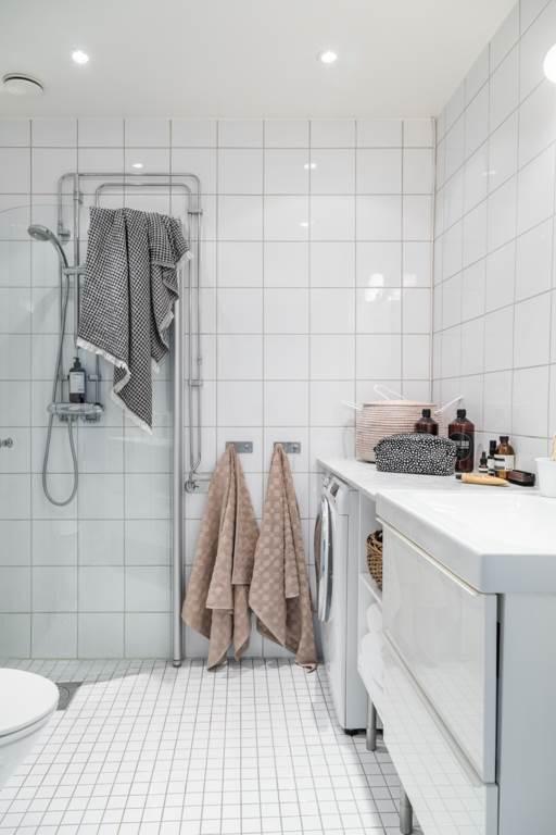 Lågupplöst Renoverat badrum med komninerade tvättmaskin/torktumlare