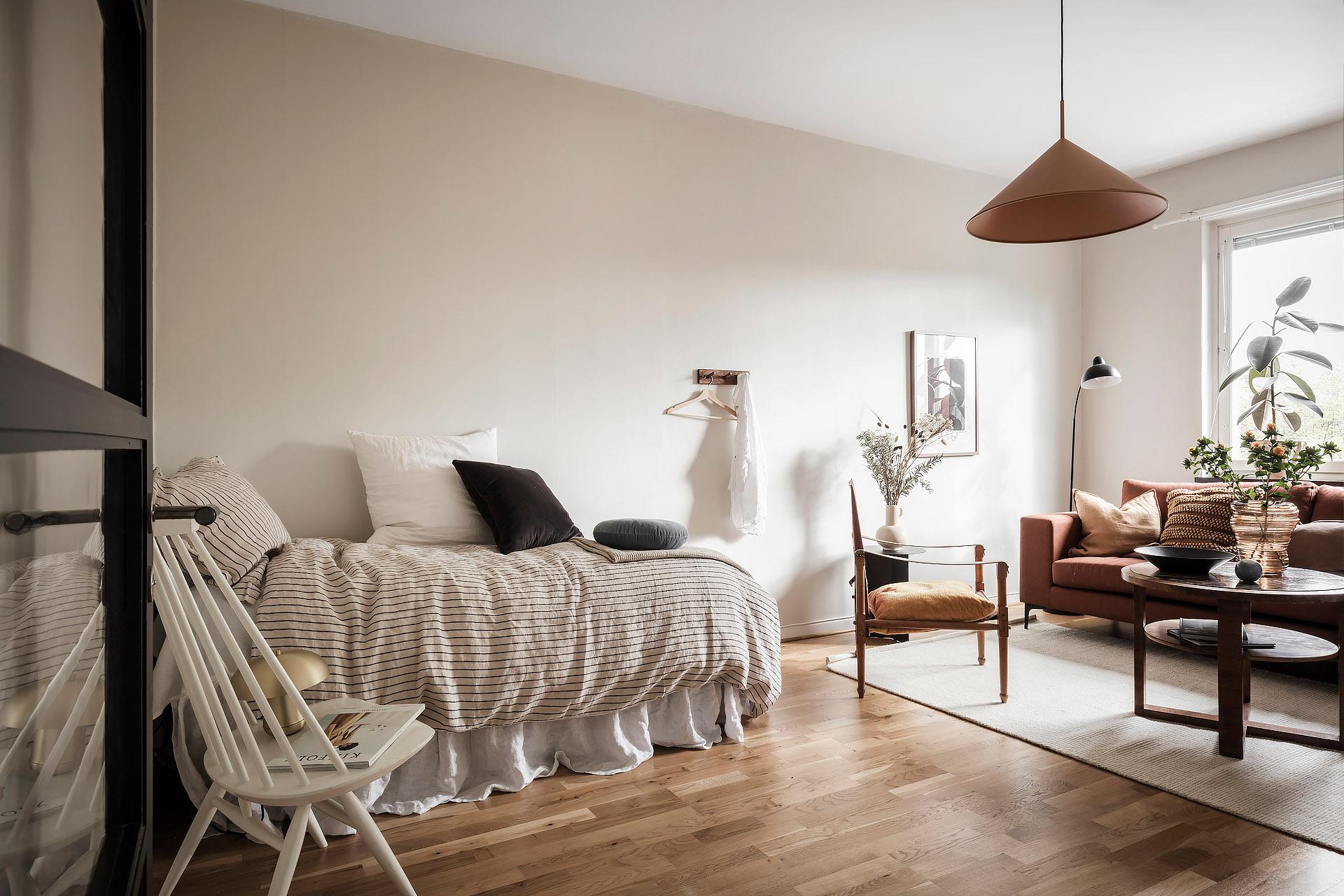Här ryms både säng och soffgrupp lätt och ledigt