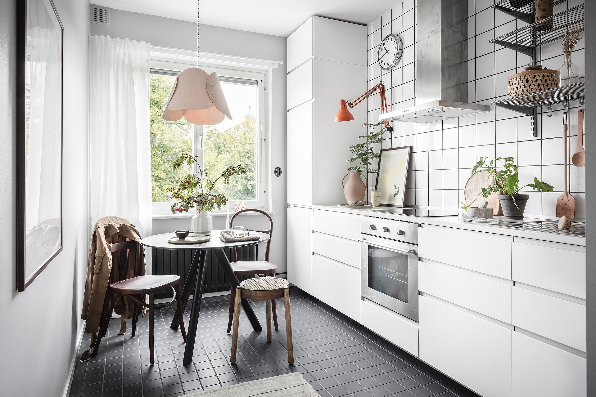 Ett rymligt kök med plats för matgrupp