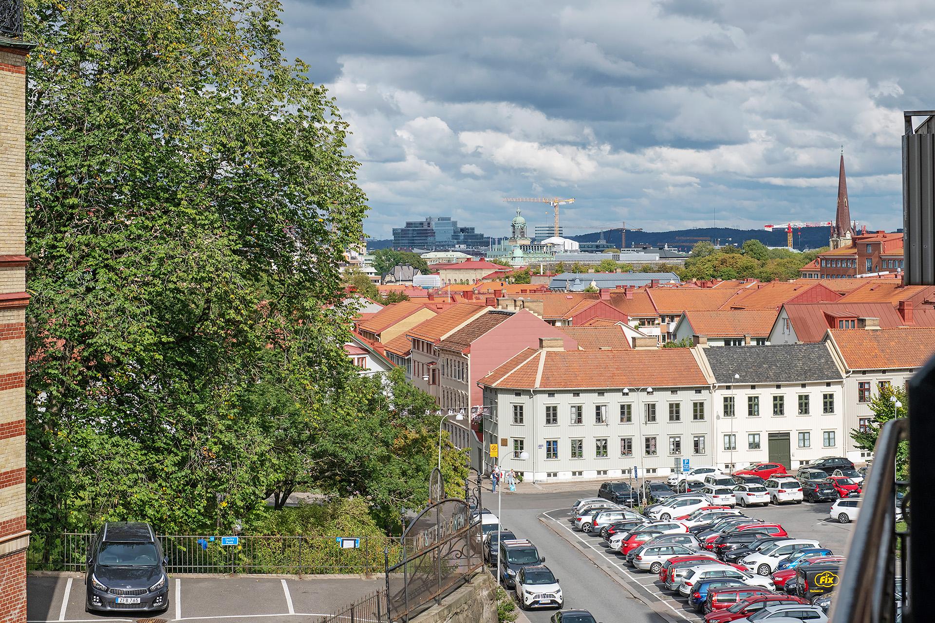Härifrån ser man ner till hamninloppet