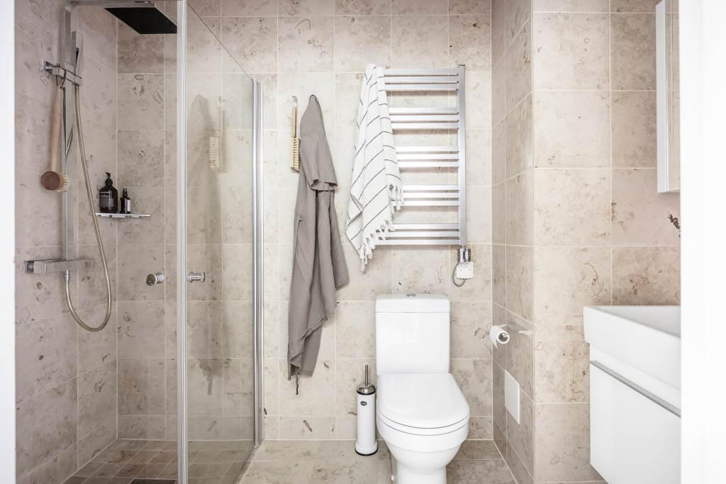 Lågupplöst Renoverat tidlöst badrum i tysk kalksten