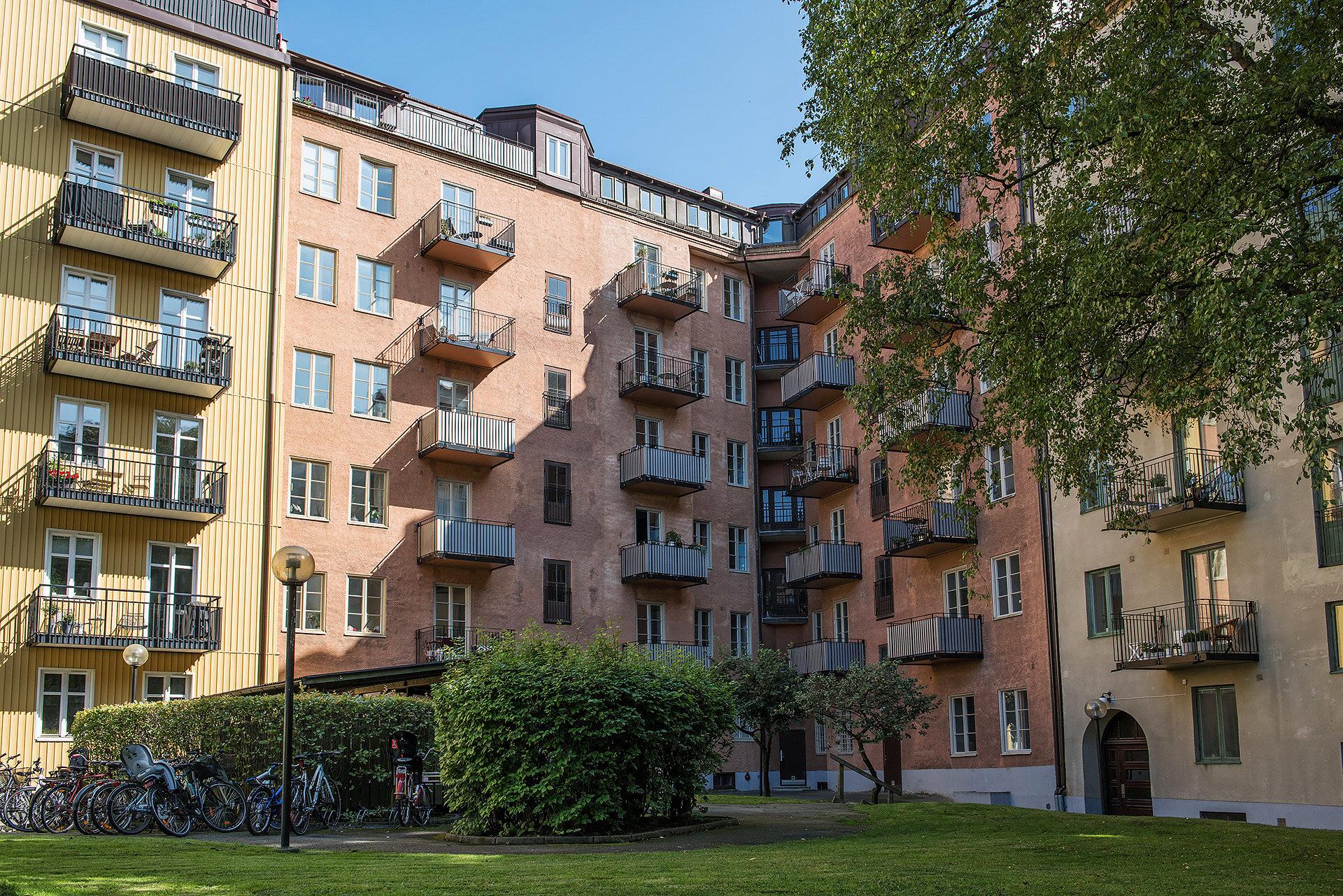 Sovrummet vetter åt denna lummiga innergård