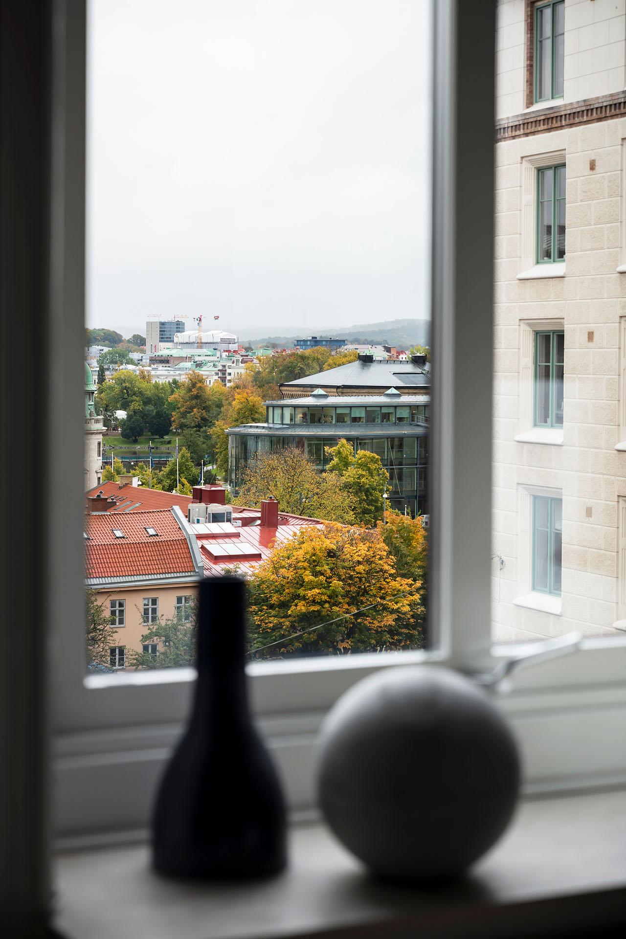 Ett insynsskyddat österläge med fri vy över innerstadens takåsar