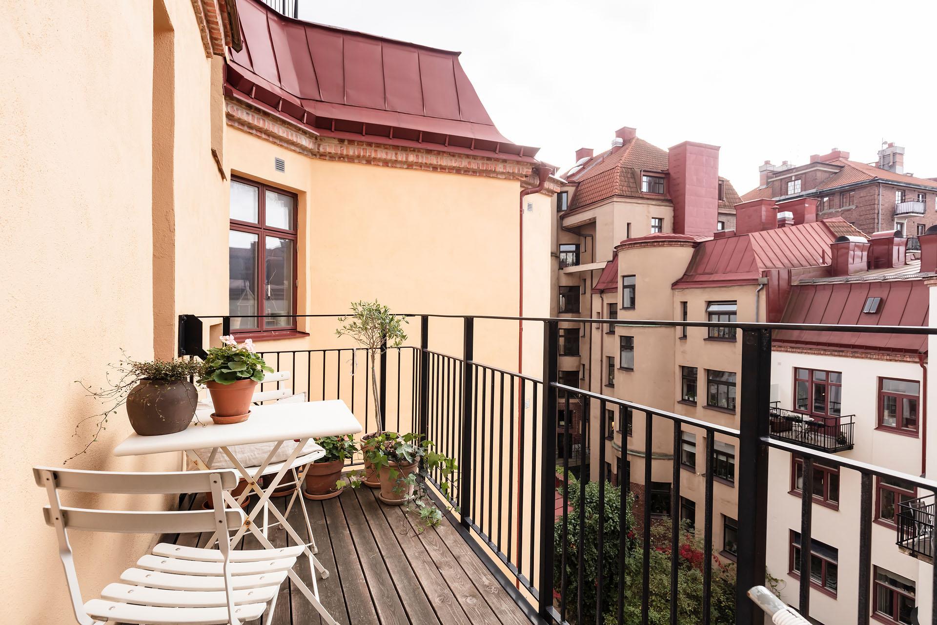 Balkongen i bästa västerläge mot den lugna innergården