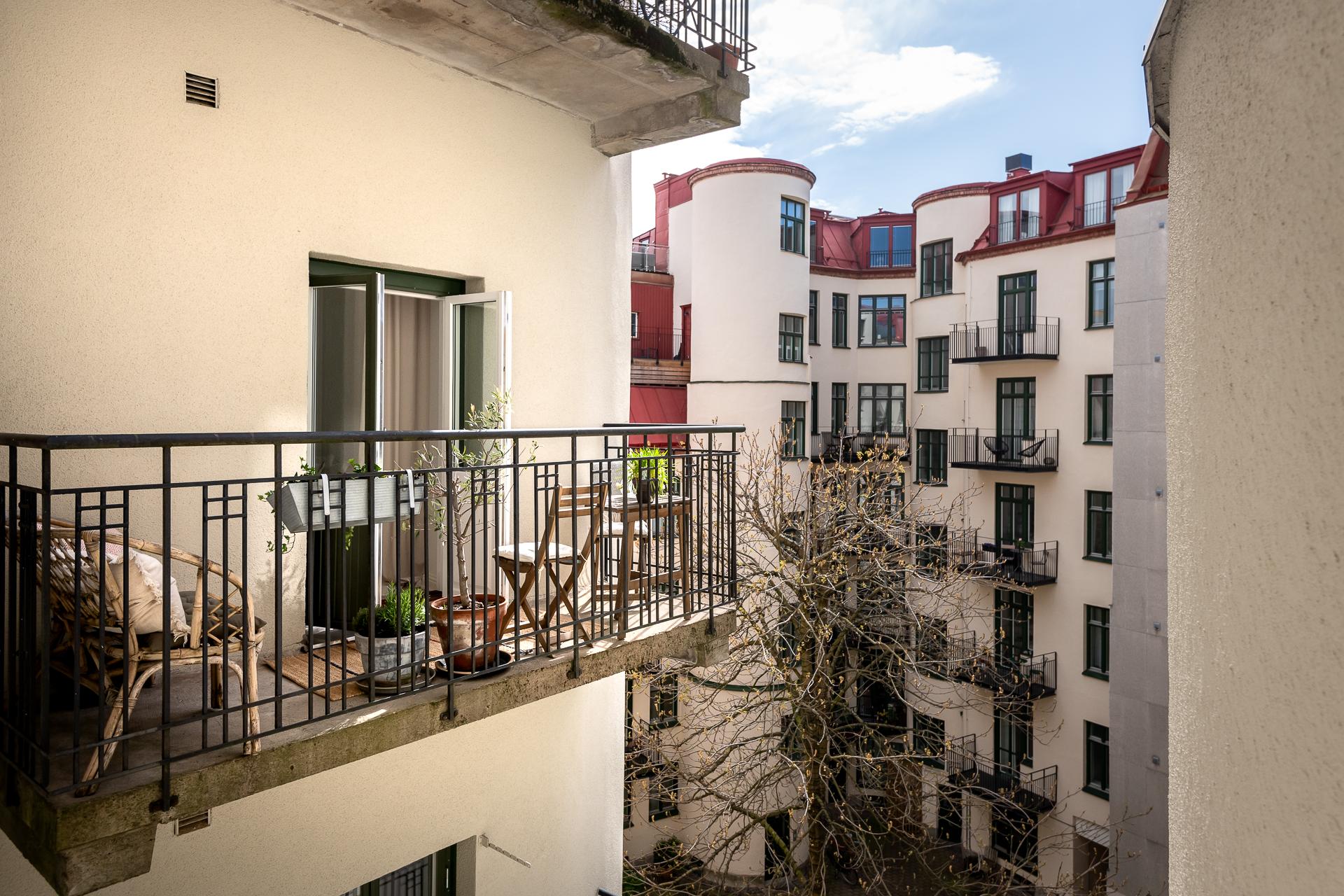 Solkysst stor smidesbalkong