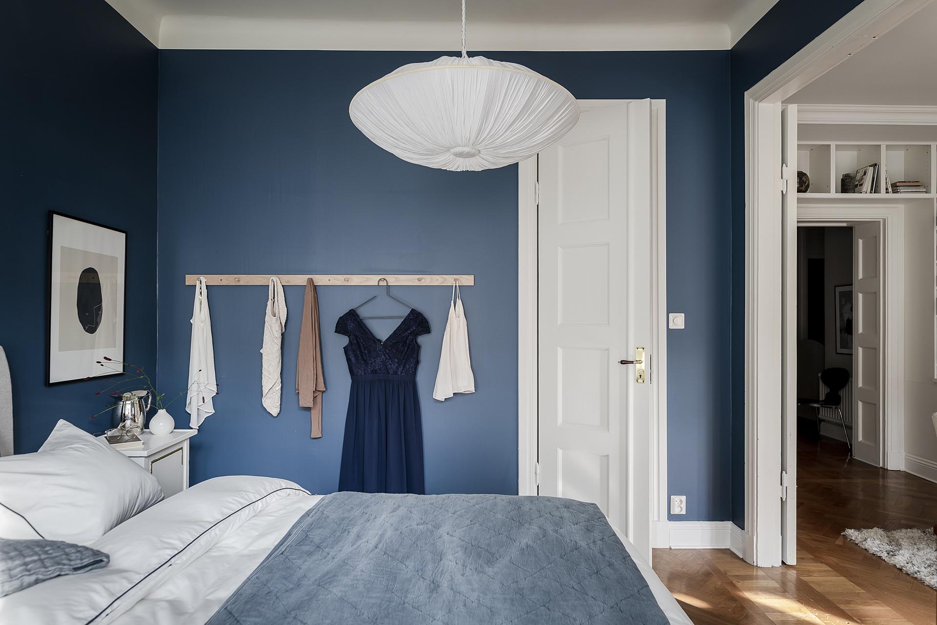 Ingång till hemmakontoret/walk- in- closet