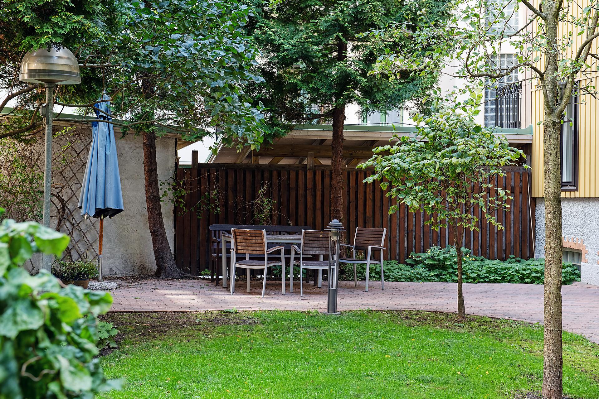 Föreningens härliga innergård tre sittplatser och gemensamma grillar