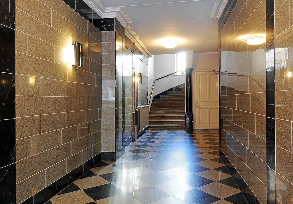 Lågupplöst Välskött trapphus med hiss