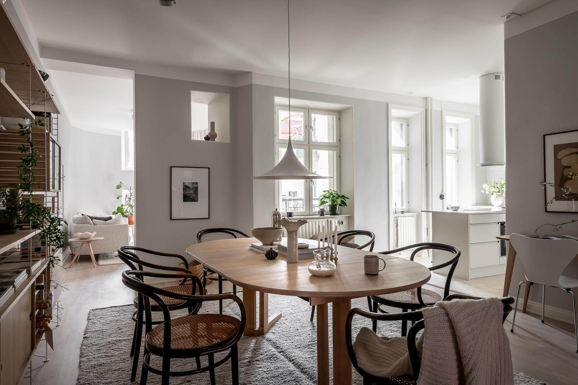 Matsal och kök i öppen enhet