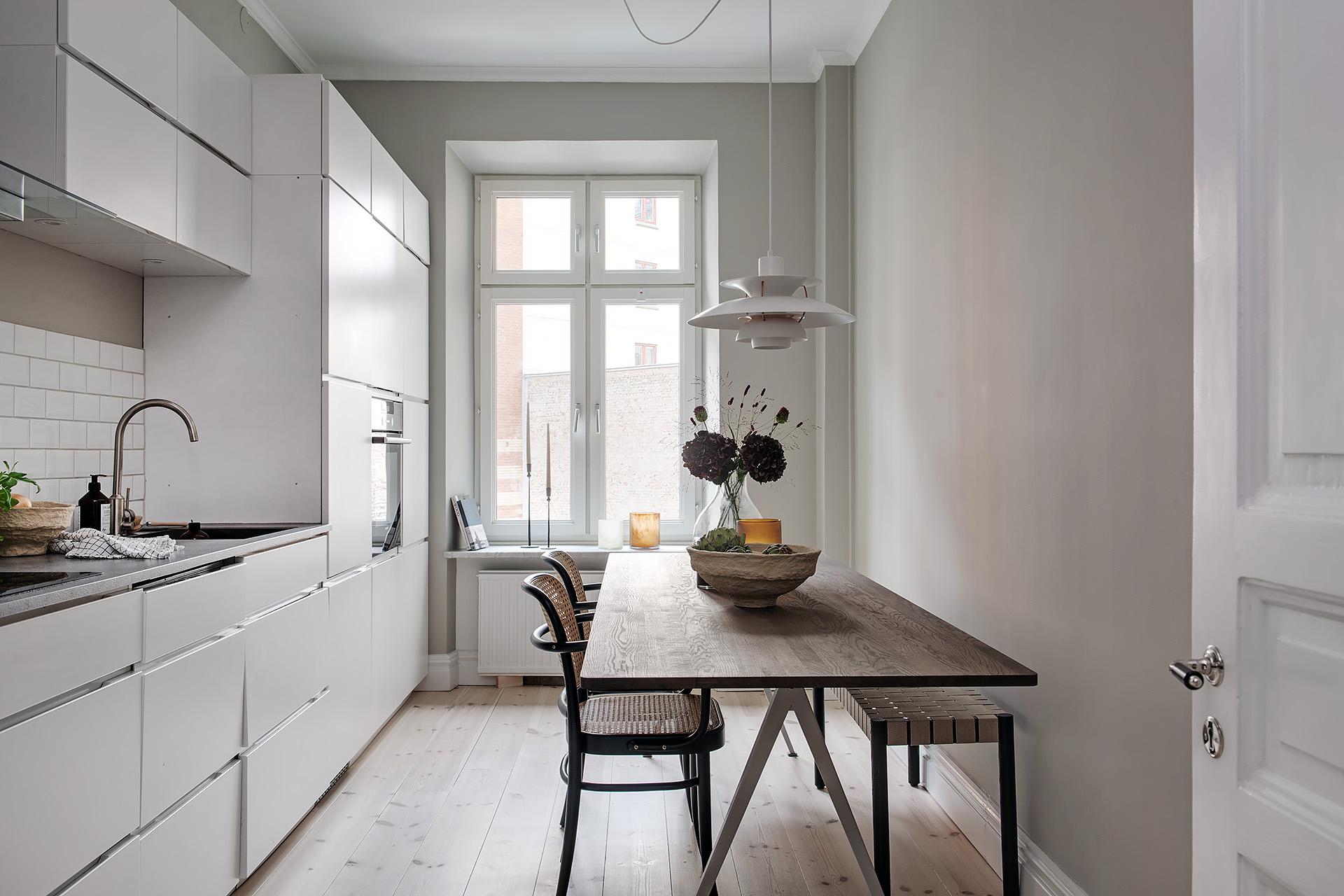 Renoverat stilfullt kök med bygglov för balkong