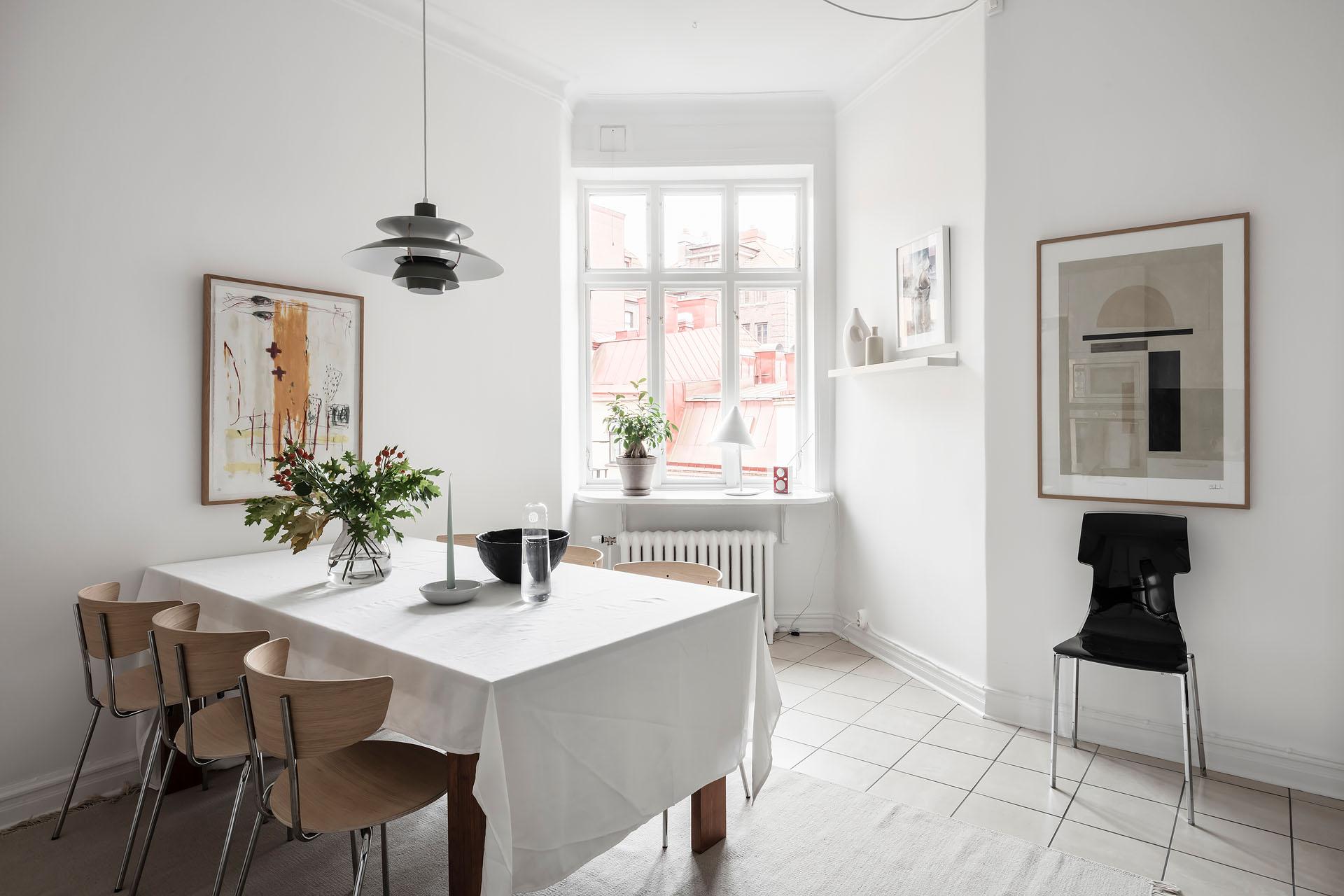 Köket har plats för många gäster intill det vackra fönstret