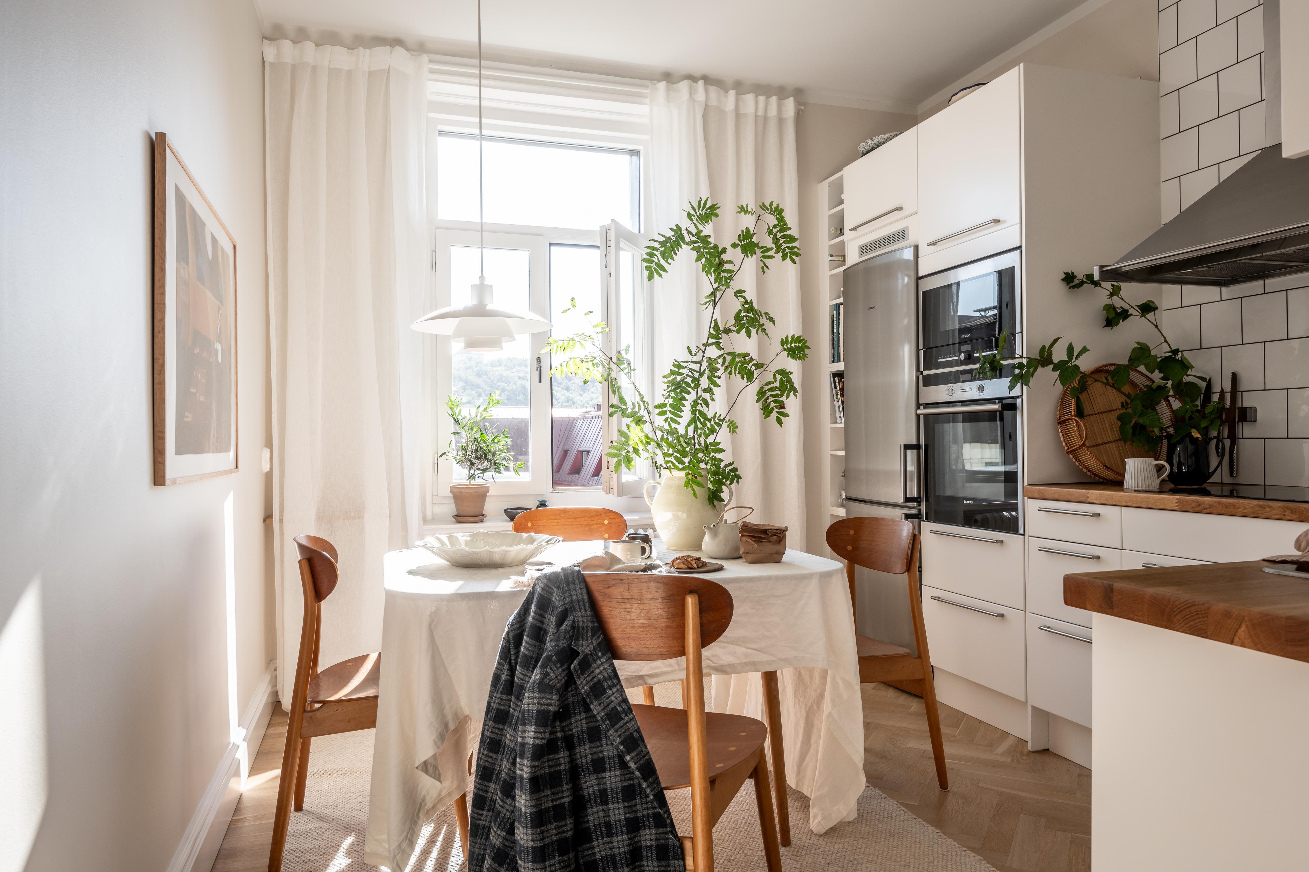 Renoverat kök med matplats intill fönstret