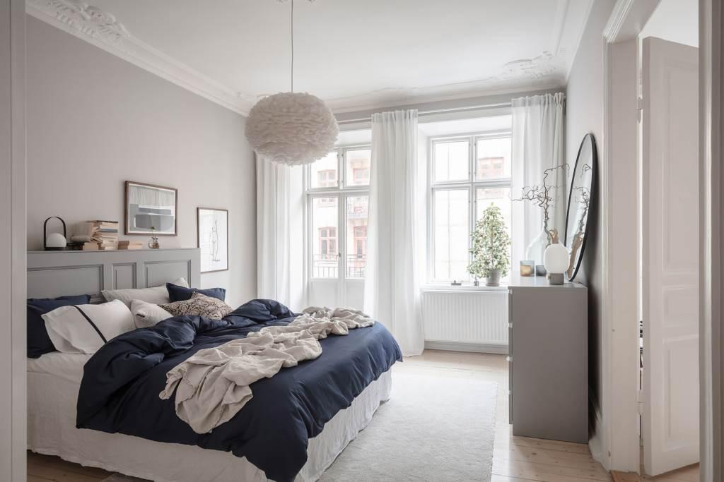 Lågupplöst Luftig sovrum med utgång till en av balkongerna