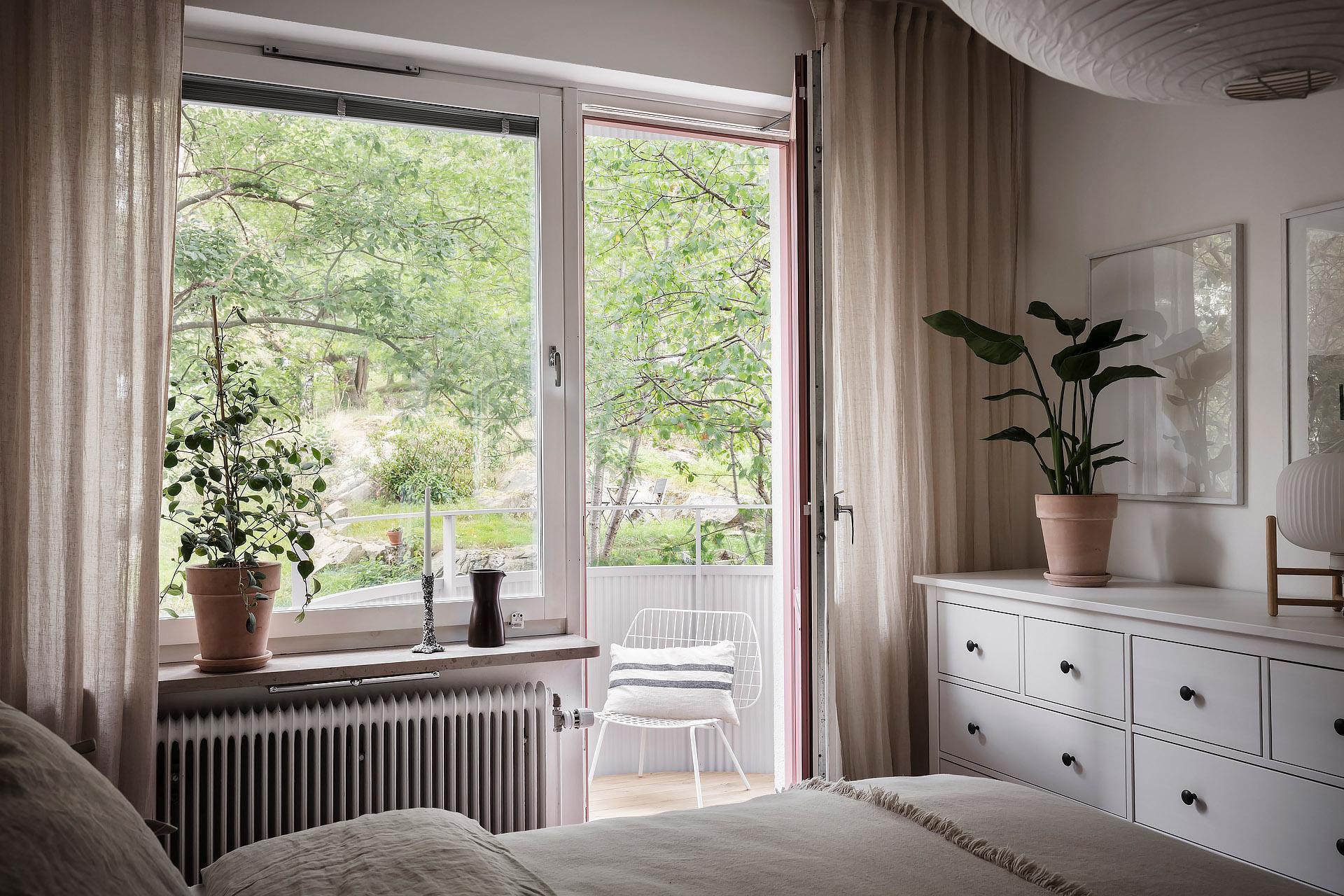 Grönskan utanför är påtaglig och skapar en avslappnande atmosfär