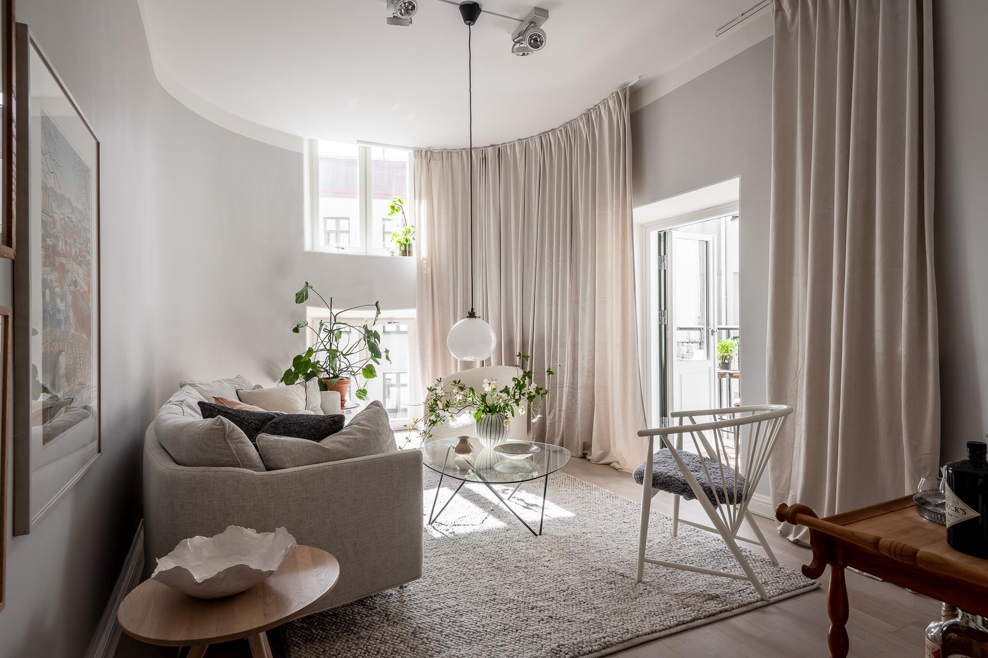 Ett på alla sätt härligt rum med ljus från två håll