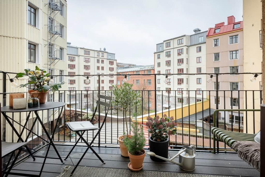 Lågupplöst Detta är den optimala frukostbalkongen i morgonsol