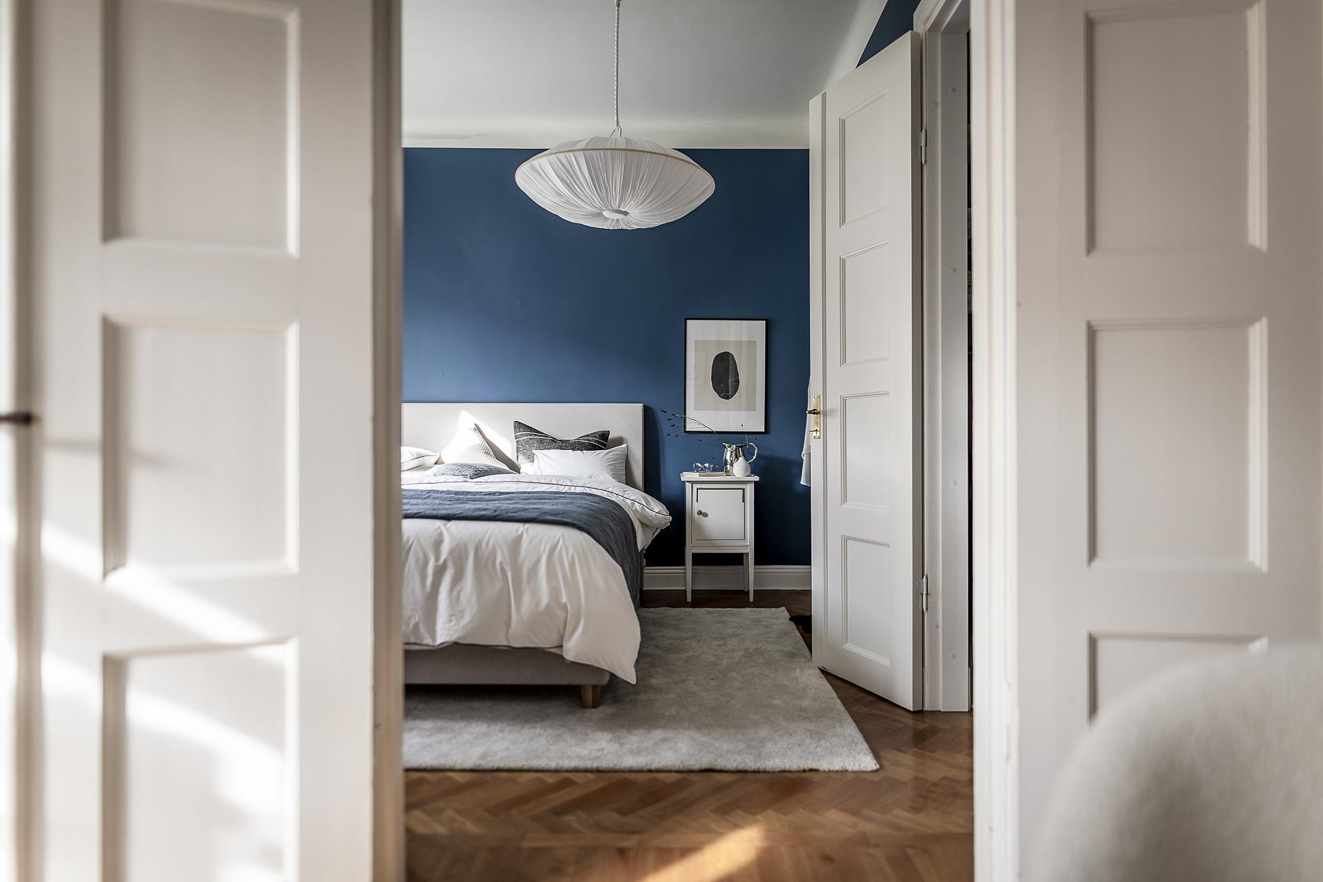 Dubbeldörrar in mot Master bedroom