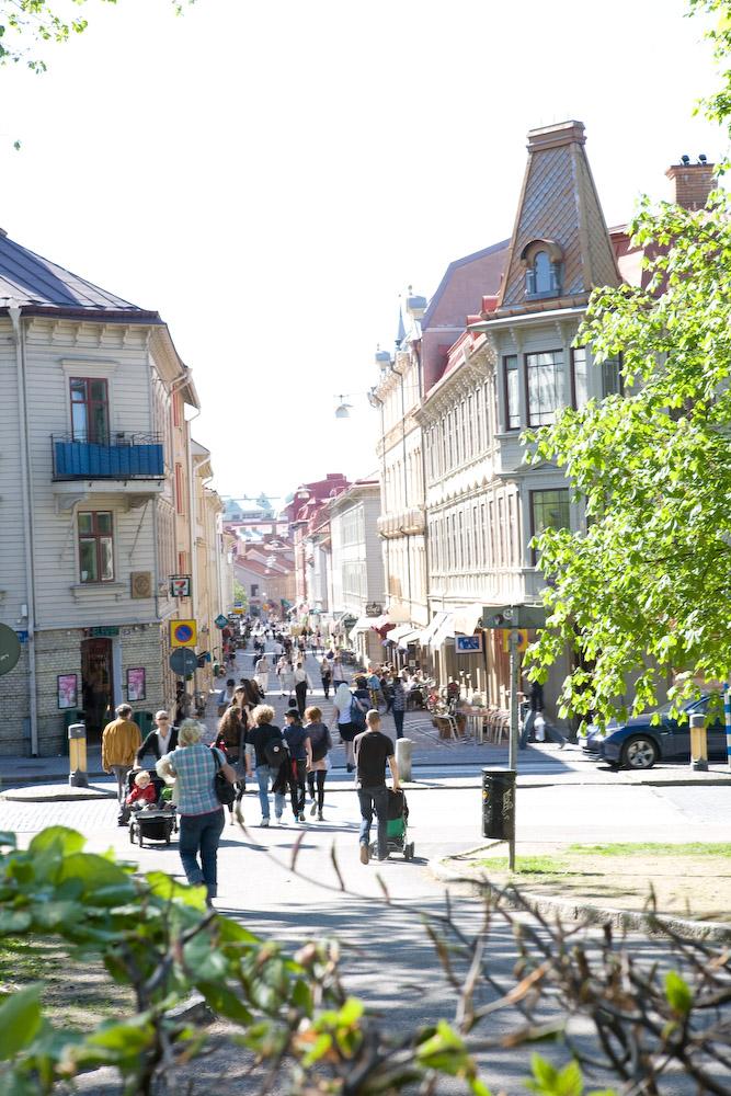 På Haga Nygata strosar såväl turister som Göteborgare så här års