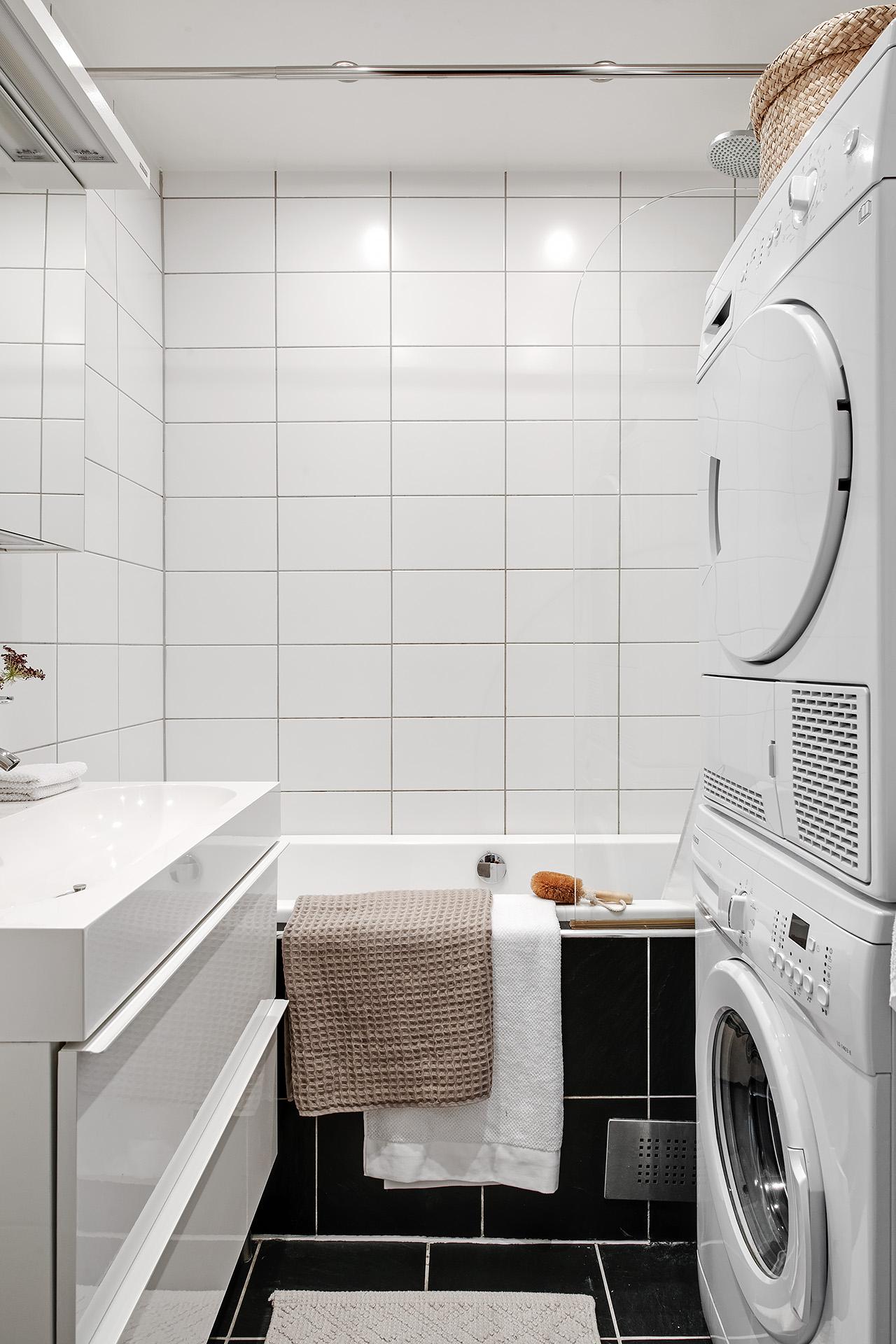 Lågupplöst Badrum renoverat år 2010 med tvättpelare från år 2014