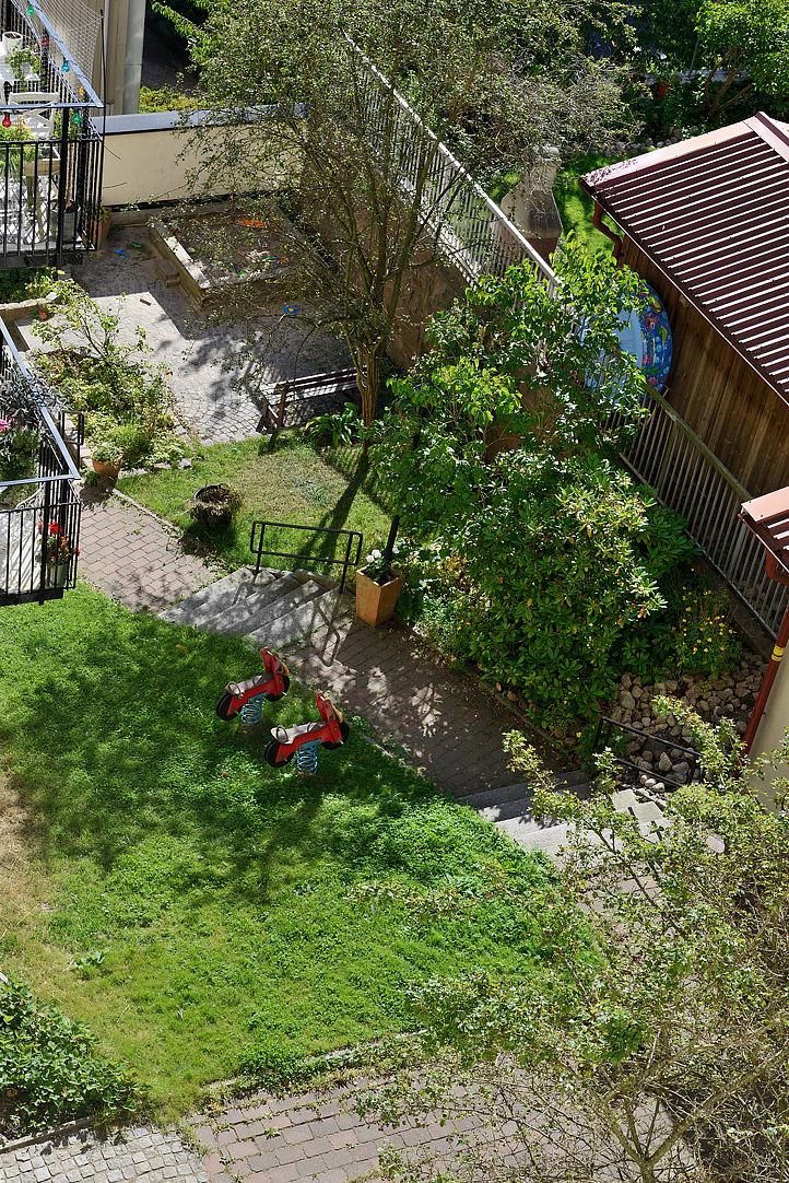 Bra koll på gården från balkongen