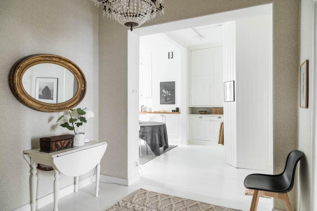 Lågupplöst Stor och välkomnande möblerbar hall