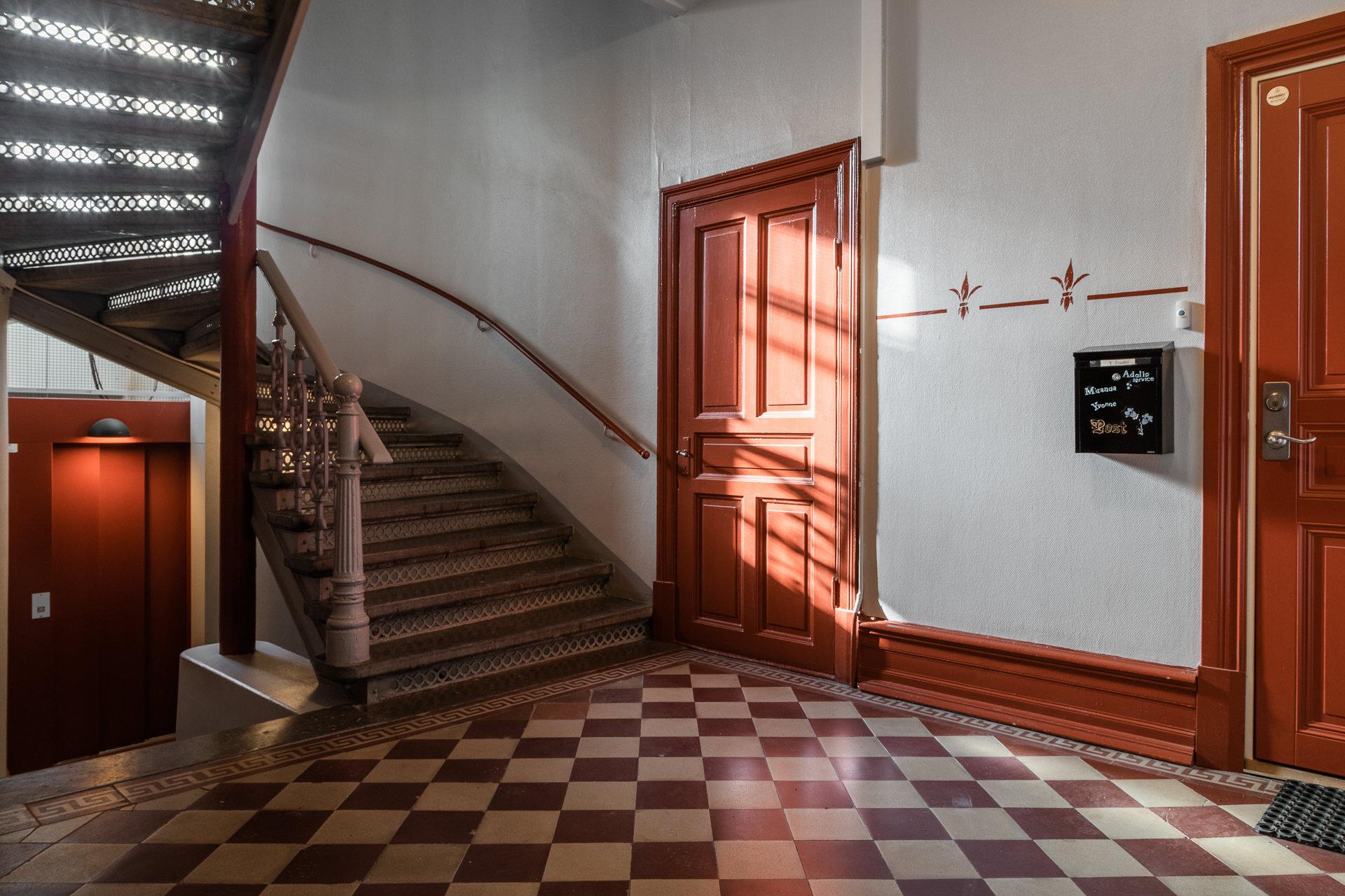 Stilfullt renoverat trapphus med hiss till halvplan