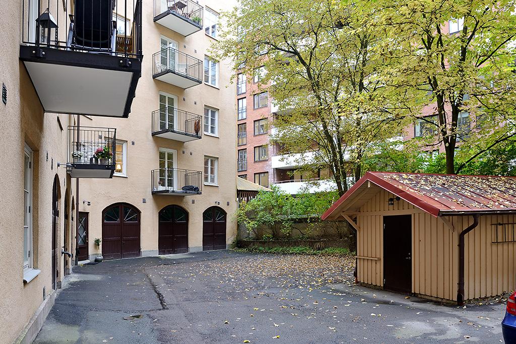 På gården finns flera garage och p-platser