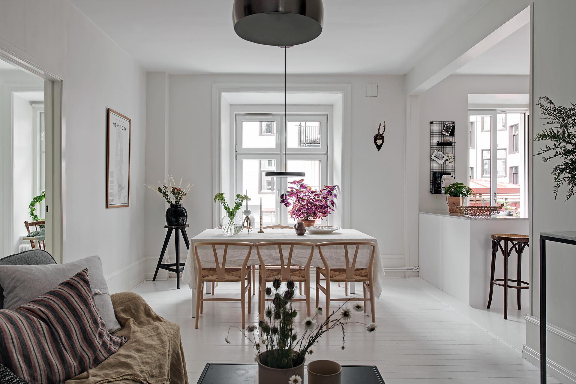 Lågupplöst Duka långbord med vännerna